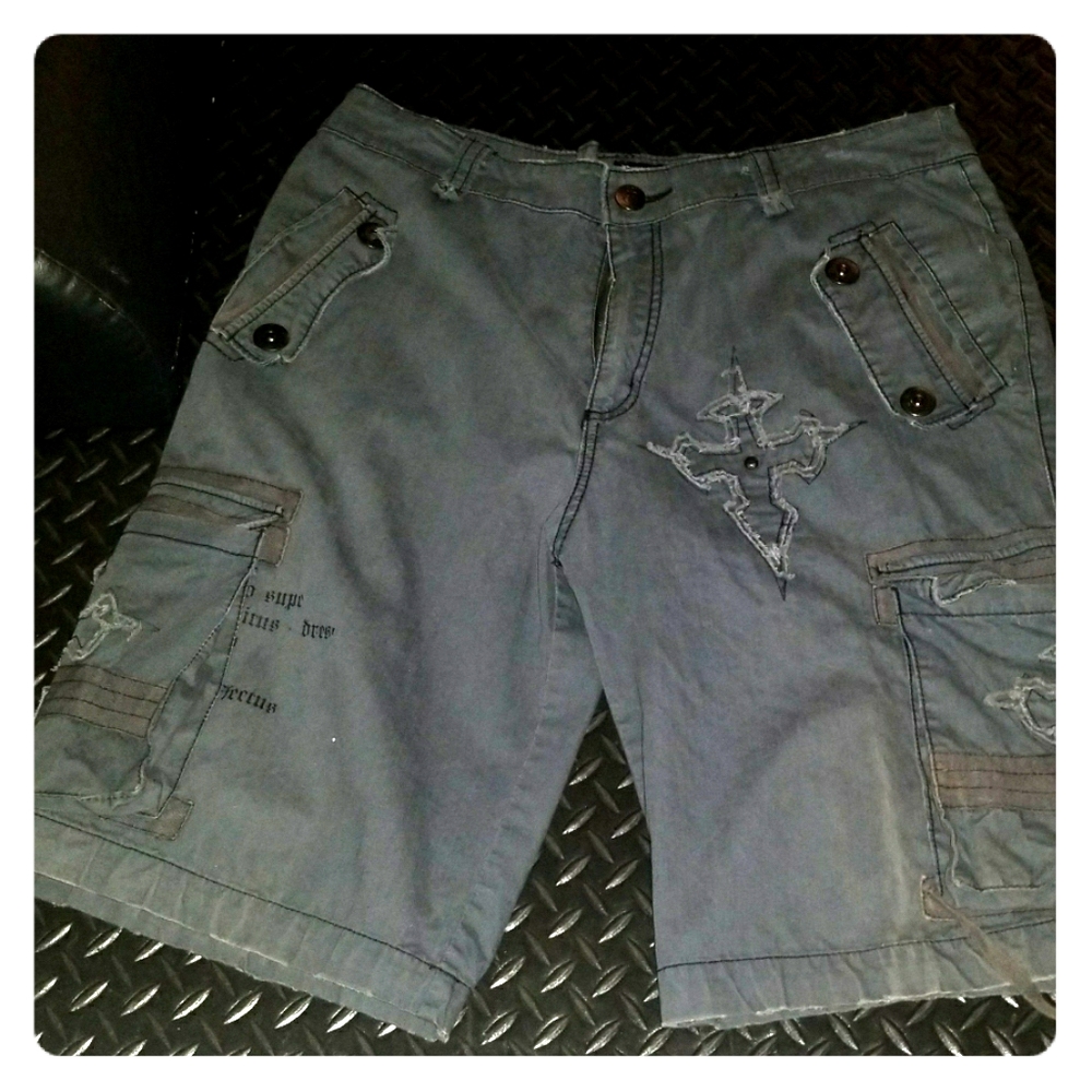 Roar Buckle Exclusive cargo shorts